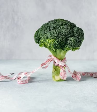 broccoli in primo piano con un nastro rosa a indicare la lotta silenziosa vegana di proveg 