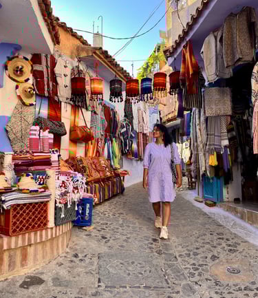 foto ritratto, donna che cammina per strada