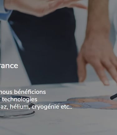 Experts examinant les plans techniques de gestion des fluides pour des projets industriels en Île-de