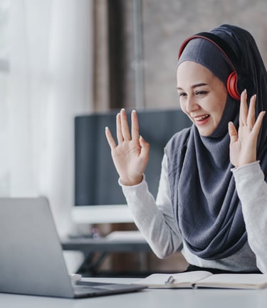 Enseignante donnant un cours d’arabe en ligne via Al Bayan Académie