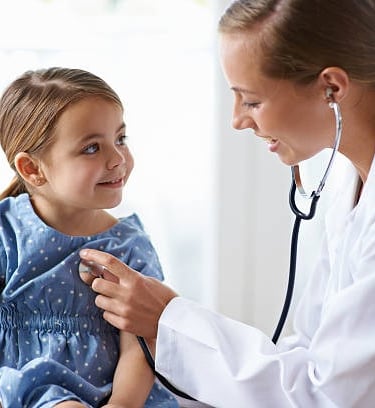 Soin prodigué par un professionnel de santé à un enfant