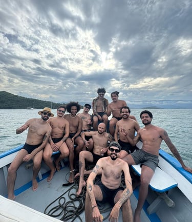 foto com clientes em uma despedida de solteiro, com o barco navegando em paraty