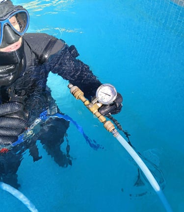 Lecksuche im Pool durch Tauchen in La Marina, Costa Blancaa