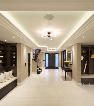 Un pasillo con un banco y un banco en el medio de la habitación servicio de limpieza a domicilio