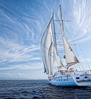 Un velero navegando en el agua