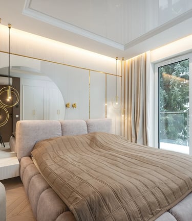 Jasna sypialnia z tapicerowanym łóżkiem, okrągłym lustrem, lampami wiszącymi i balkonem.