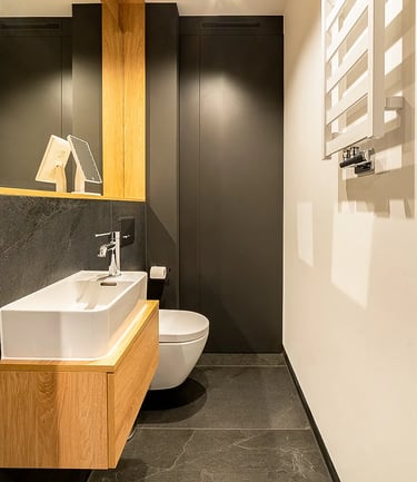Nowoczesna łazienka: umywalka na drewnianej szafce, toaleta, czarne ściany