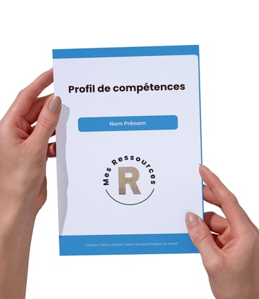 Deux mains tenant la couverture du profil de compétences réalisé avec Mes Ressources et son prix