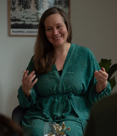 Majken Vange rækker hænderne op