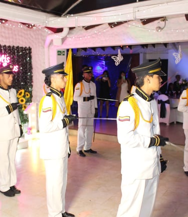 Guardia de honor en uniforme blanco realizando una presentación especial en la fiesta.