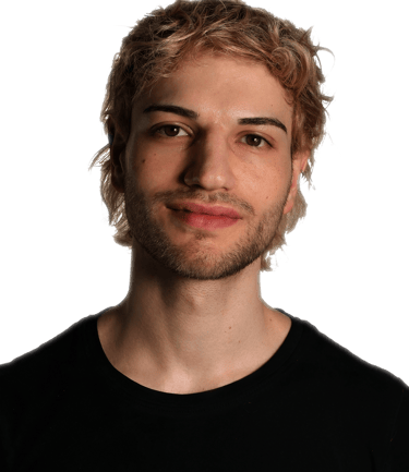 Hier ist ein Bild von Konstantin Michaelis. Blonde kurze Haare, 3-Tage Bart, Schwarzes Tshirt