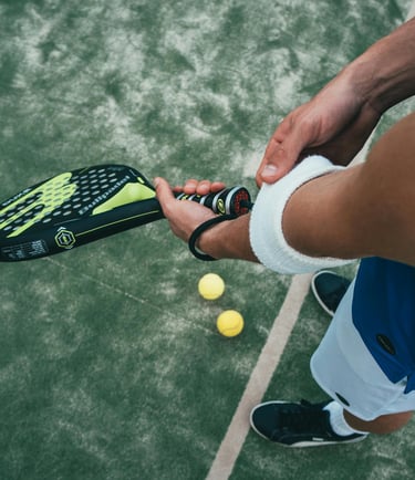 persona preparandose para jugar a padel