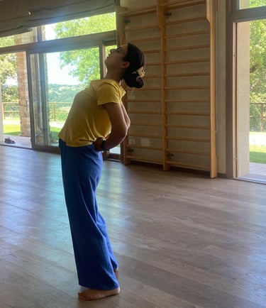 arianna Curcio bpf, a woman in a yellow shirt is bending over his head, bend over, classe di bioenergetica