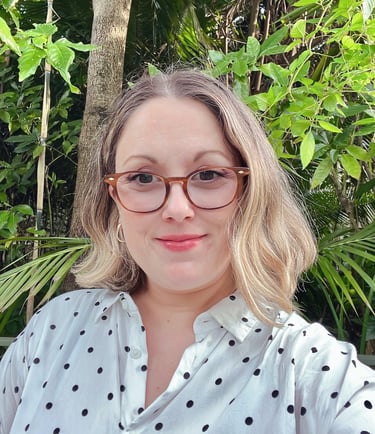 Julie Gachet Mitrovic smiling outdoors – coach specializing in Positive Psychology and embodiment