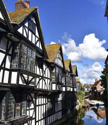 Maisons style Tudor sur la rivière Great Stour et des petites barques en bois vides