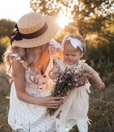 une mère avec sa petite fille dans la nature