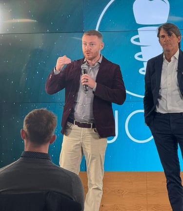 Mario Parra on stage speaking with the microphone