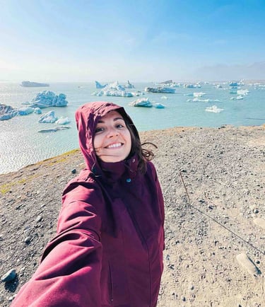 Eva devant des icebergs en Islande.
