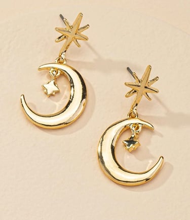 Elegantes pendientes colgantes celestiales dorados que presentan dije de estrella y luna