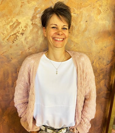 lachende Stephanie Kabelin von Kopf bis Hüfte