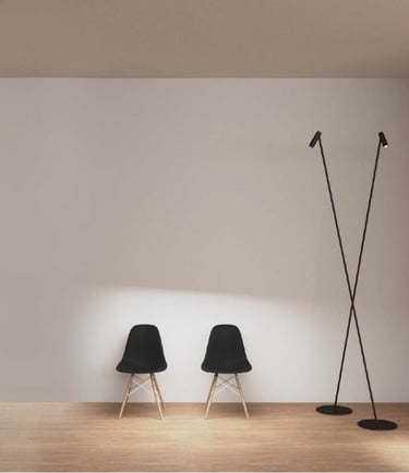 CRONEK Alba: Lámparas de pie delgadas con luz indirecta, iluminando sillas modernas