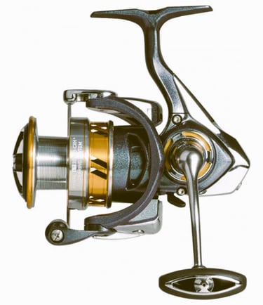molinete daiwa ideal pesca tucunaré cor prata com amarelo listas pretas.
