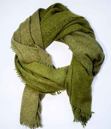 Dark green yak wolle shawl with soft texture and fringed edges, displayed flat on white background.
