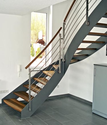 Flachstahltreppe mit Holzhandlauf