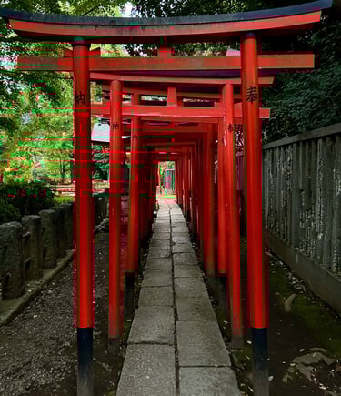 Tunnel de torii au sanctuaire Nezu-jinja à Tokyo