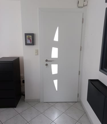 porte d'entrée en pvc blanche posée par l'artisan menuisier en Vendée
