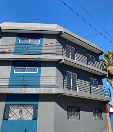 COndominio contruccion de deartamentos con revestimiento texturado a llana rulato azul y gris claro