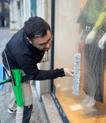 Technicien de M & M Services Pro nettoyant la vitrine du magasin Léo et Ugo à Rouen