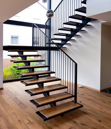 Designtrepe mit Holz