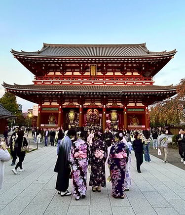 Japonais en kimoni devant le temple Sensō-ji