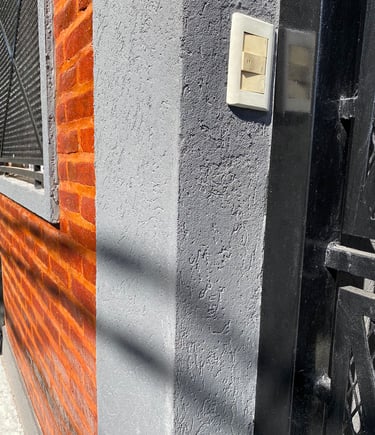 Revestimiento texturado a llana en pared RUlato