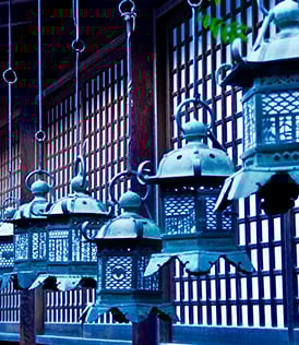 Des petites lanternes suspendues