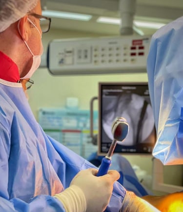 Dr. Mauriston Martins realizando um procedimento no centro cirúrgico