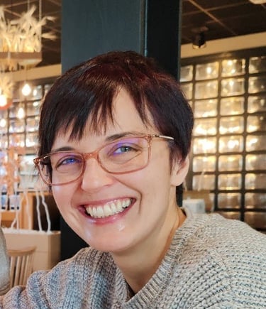 Foto di Nicoletta: capelli corti scuri, occhi azzurri, occhiali rosa,  un grande sorriso