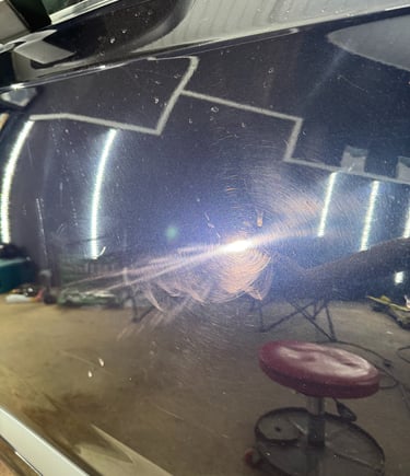 Automobilio kėbulas prieš poliravimą – matinis paviršius ir įbrėžimai prieš WestSide Garage darbą Ši