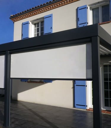 Pergola bioclimatique aluminium avec store latéral installée à Montpellier par LCJ Aménagements
