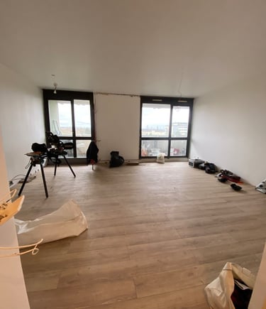 Travaux de revêtement de sol en stratifié dans un appartement