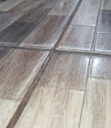 Assentamento de piso cerâmico com nivelamento e espaçamento correto.