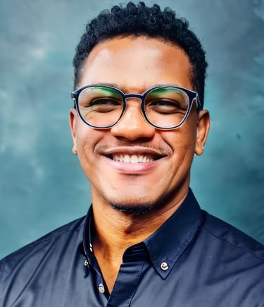 Bruno Marcelino, fundador de NomadVillage, sonriendo con camisa oscura y gafas.