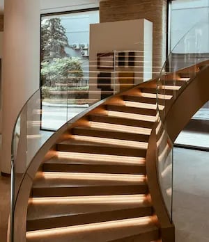 nowoczesne schody w biurze
