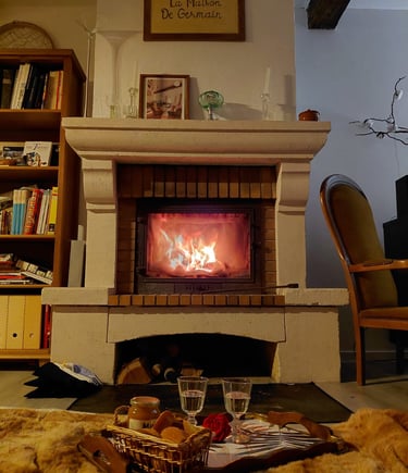 La cheminée allumées à votre arrivée dans La Maison de Germain à Dournge