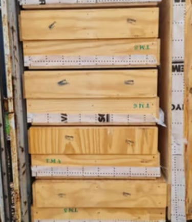  Painéis prefabricados em CLT acondicionados em contêiner para transporte internacional