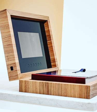 Photo album box with insertion of a multimedia screen