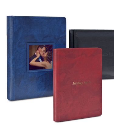 présentation de 3 albums en similicuir de couleur bleu, noir et bordeaux