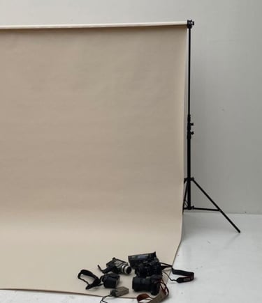 Referência visual de branding com estética minimalista e moderna da agência Lancover