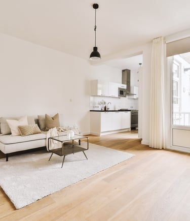 Salon rénové Pose de parquet installation de la cuisine peinture des murs